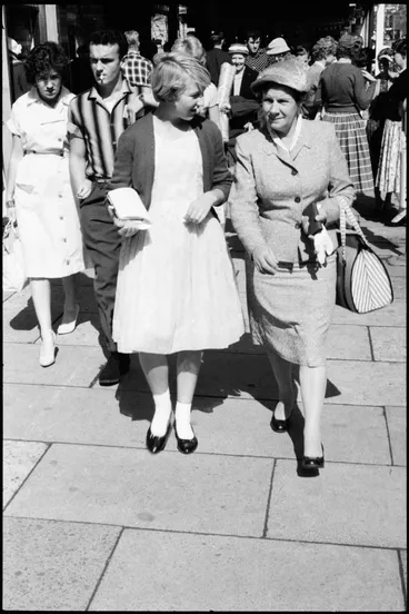 Image: Street photo, Queen Street, Auckland, 1960