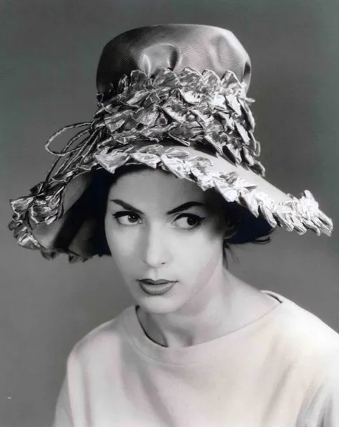 Parabuntal banded in bows of Swiss straw