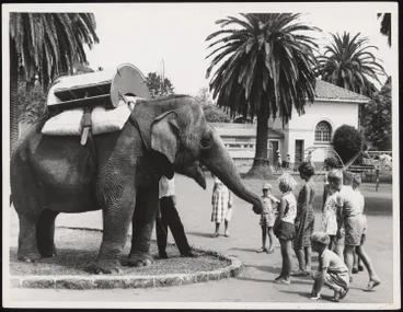 Image: Children standing near an elephant at the Auckland Zoo
