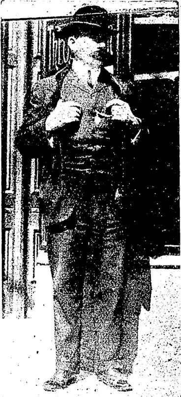 Image: LOST���A PARROT.  A City Club Snap. (Observer, 19 September 1908)