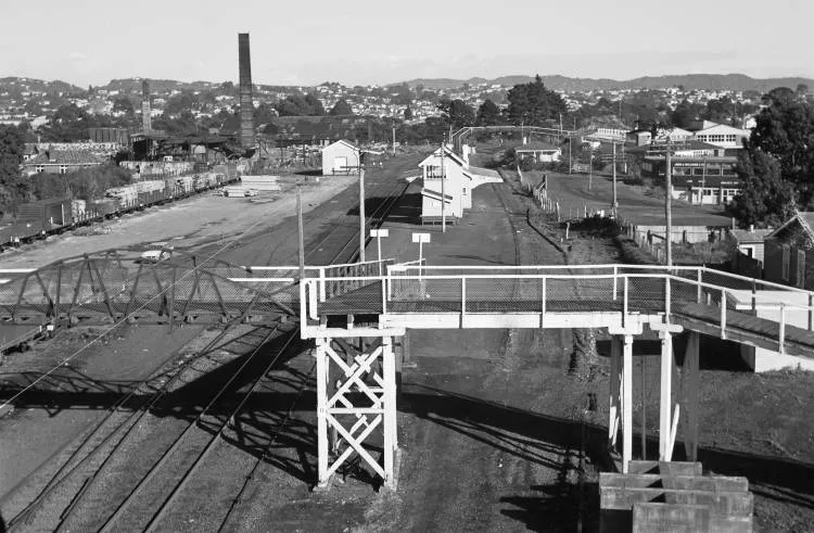Panorama from New Lynn station signal mast, 10.
