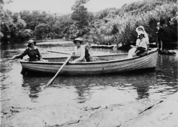Image: Boating party on Lucas Creek, Albany, 1910