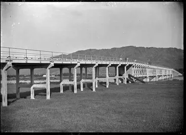 Image: The "Pipe Bridge" for carrying traffic and the water main from Wainuiomata Reservoir to Wellington.