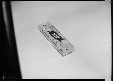 Image: Packet of Griffins Golden Fruits biscuits