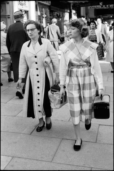 Image: Street photo, Queen Street, Auckland, 1960