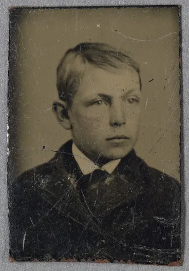Image: Creator unknown :Portrait of an unidentified young boy