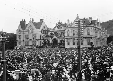 Image: Crowd outside Parliament Buildings, Wellington, for the funeral service of Queen Victoria