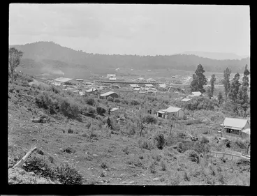 Image: The settlement of Kakahi with sawmill and rail bridge surrounded by houses with forest covered hills beyond, Manawatu-Whanganui Region