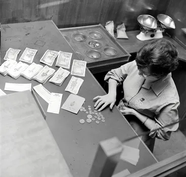 Image: Decimal changeover training, Bank of New Zealand. [P1-1150-3540]