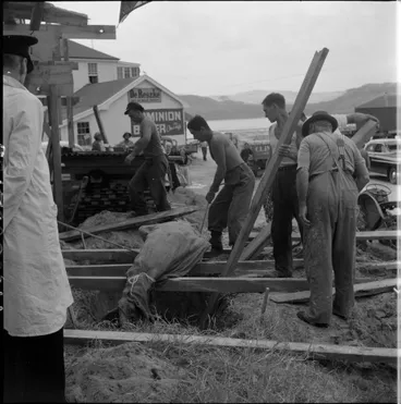 Image: Burial of Opo the dolphin, Opononi
