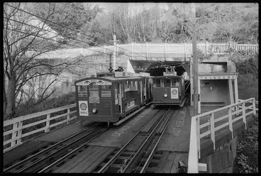 Image: View of cable cars at Talavera stop, Wellington