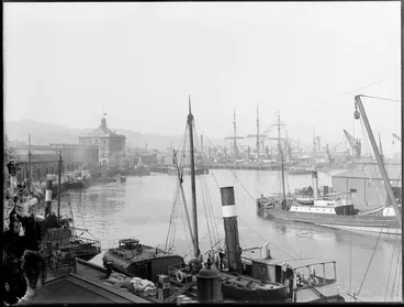 Image: Ships at Wellington wharf