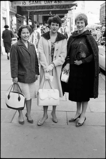 Image: Street photo, Queen Street, Auckland, 1960