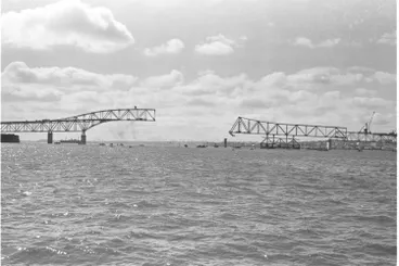Image: Construction of the Auckland Harbour Bridge, 1958