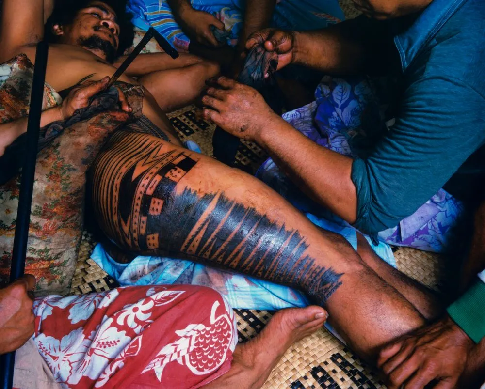 1982. Farwood Drive, Henderson, west Auckland. Tattooing Uli. Tufuga tatatau: Su‘a Tavui Pasina Iosefo Ah Ken