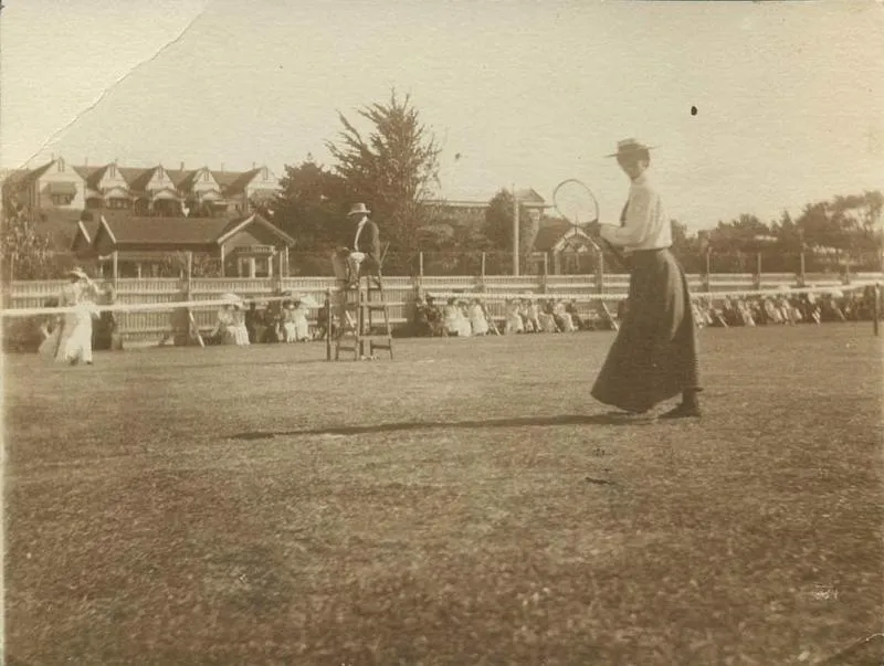 Agnes Read playing tennis