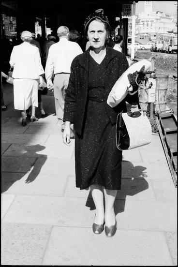 Image: Street photo, Queen Street, Auckland, 1960