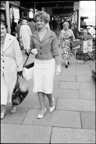 Image: Street photo, Queen Street, Auckland, 1960