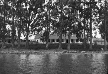 Image: Te Anau Hotel on Lake Te Anau lakefront (PB0410/4)