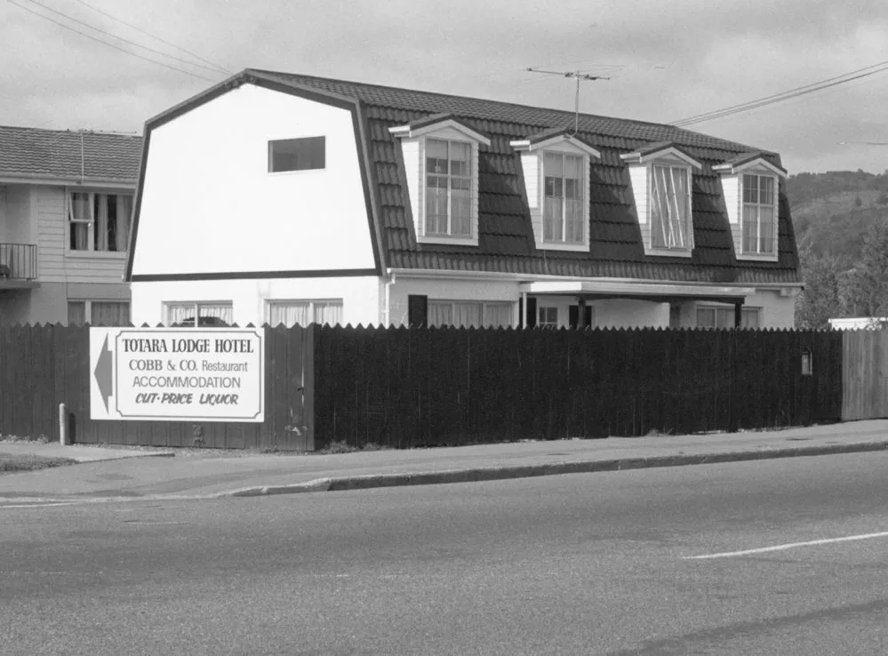 House, Fergusson Drive; No. 454. [P2-290-466]