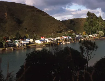 Image: Tongaporutu Coastline - Tongaporutu baches, 6 January 2004