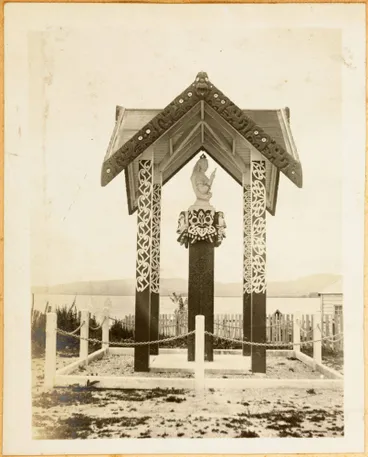 Image: Statue of Queen Victoria, Ohinemutu