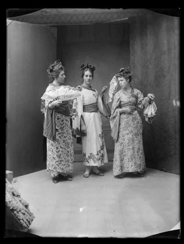 Tableau, "Three Japanese Maids"