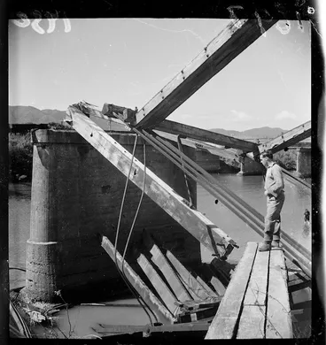 Image: Collapsed bridge, Hutt River