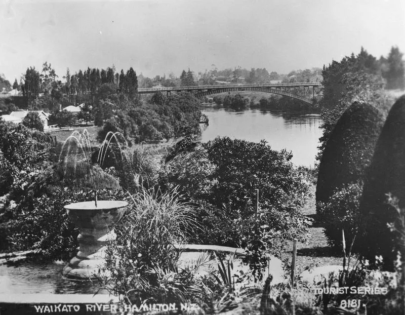 "Waikato River, Hamilton. N.Z."