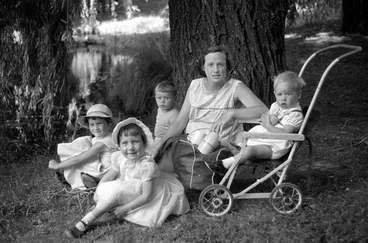 Image: Raw family at Western Springs, 1959