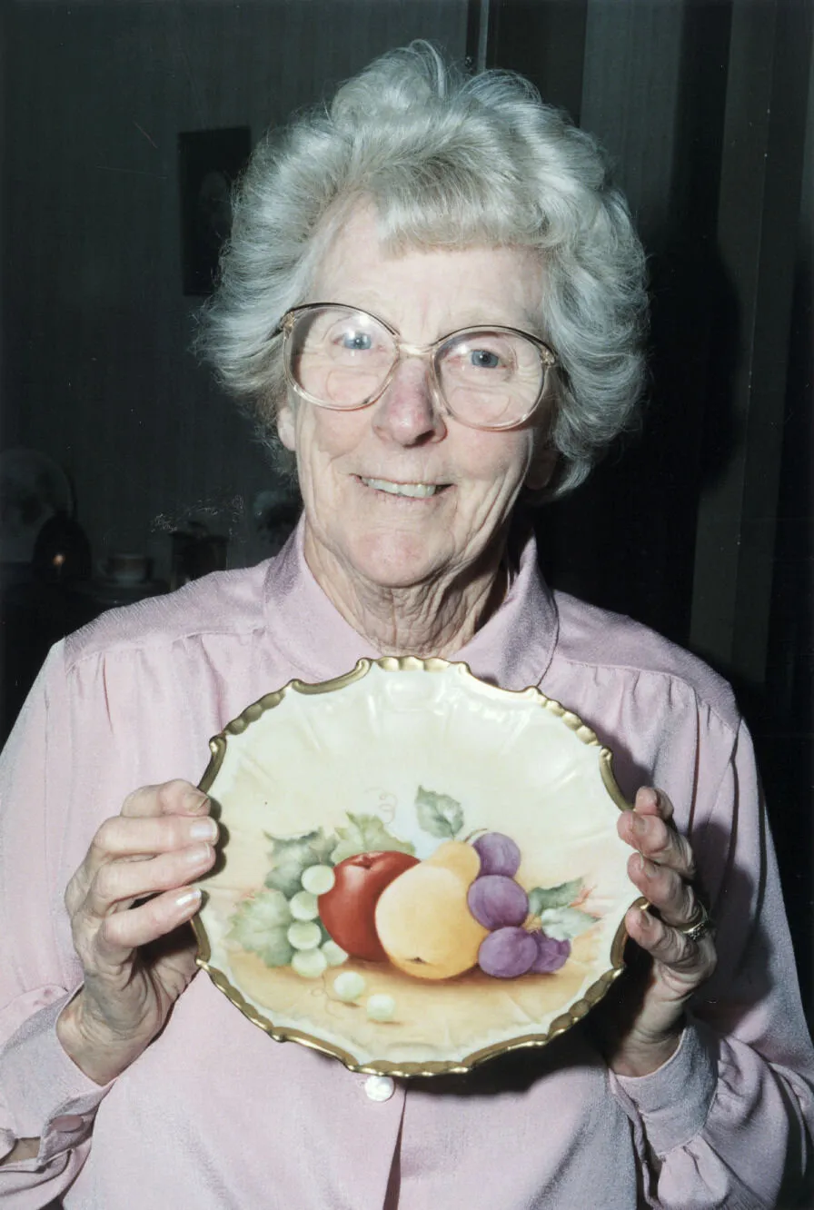Hutt Valley Porcelain Art Association exhibition, 1992; Thelma Jones.