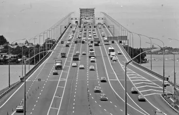 Image: Photographic study on the signal lights on Auckland Habour Bridge
