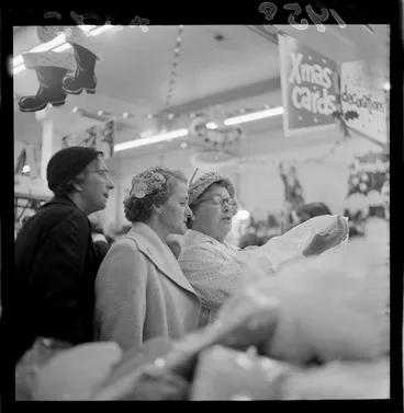 Image: Christmas shoppers, Wellington