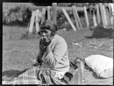 Image: Te Piata (Tueane) Tawera of Waihi playing the Roria, or mouth harp