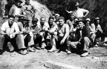 Image: East Coast railway workers having smoko