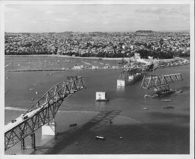 Pick-a-back operation [Auckland Harbour Bridge]