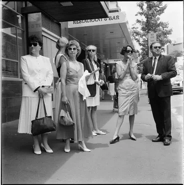 Image: People outside the Queens Head tavern, 1989