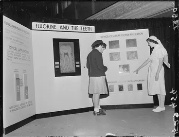 Image: Fluorine and the teeth display