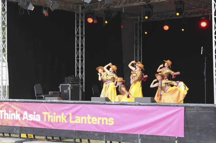 Traditional Chinese dance at Auckland Lantern Festival.