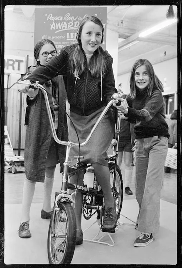 Image: Girls with a Sprint bicycle