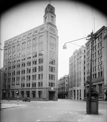 Image: Intersection of Lambton Quay, Hunter Street, and Featherston Street, Wellington, with the Mutual Life & Citizens
