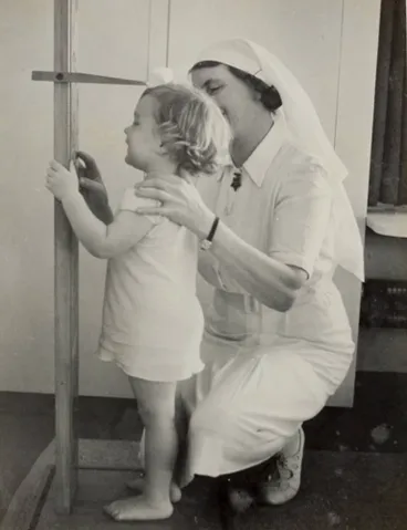 'How tall?' Auckland, 1947. Image: 'How tall?' Auckland, 1947.