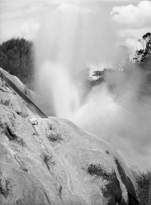 Prince of Wales' Feathers geyser, Wairakei