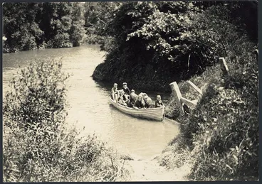 Image: Children in a boat on the Mokau River