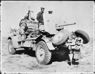 Image: World War II soldiers from New Zealand, in Tobruk, during the advance into Libya, with an anti-tank gun