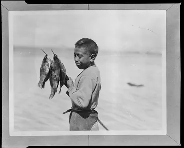 Image: Moetu Otimi with speared fish