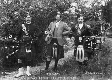 Image: Waitaki Gaelic Society Pipers