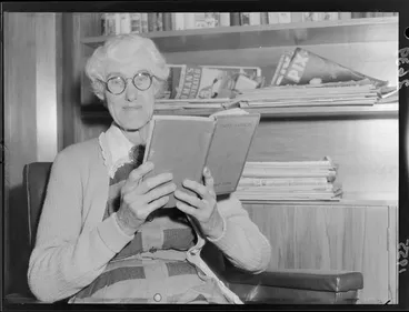 Image: Unidentified woman reading in the library at Harry Squires Hostel, Wellington