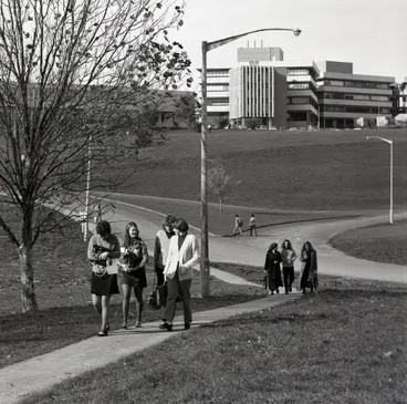 Image: Students walking through Campus