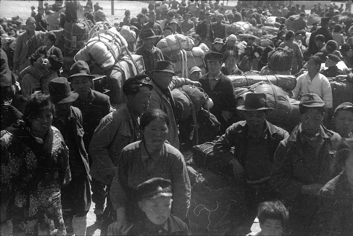 Koreans crowding embarkation centres, Senzaki, Japan